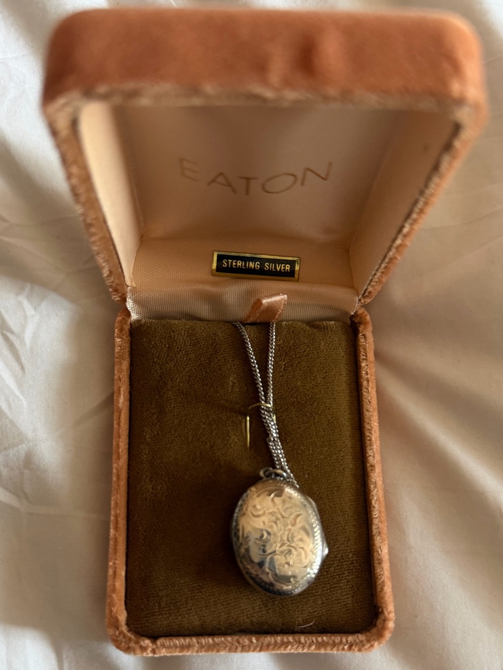 🍑 Vintage Eaton Sterling Silver Engraved Oval Locket Necklace with Velvet Box